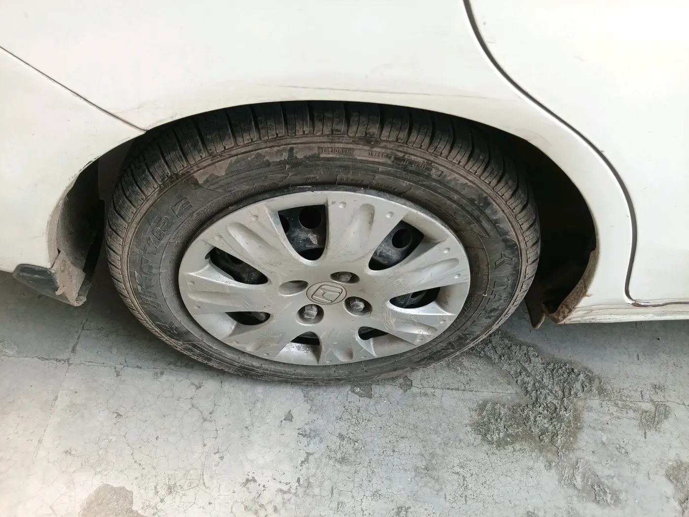 2013 Honda Amaze 1.2L I-VTEC S AT, CNG, Automatic, 1,34,534 km, tyre