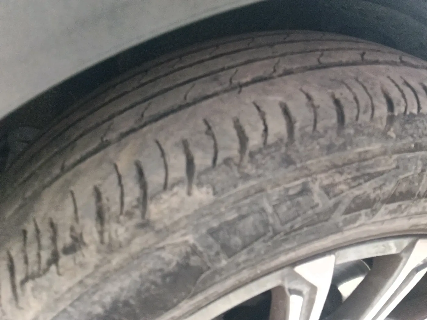 2021 Mahindra XUV700 AX 7 P AT 7 STR, Petrol, Automatic, 41,297 km, tyre