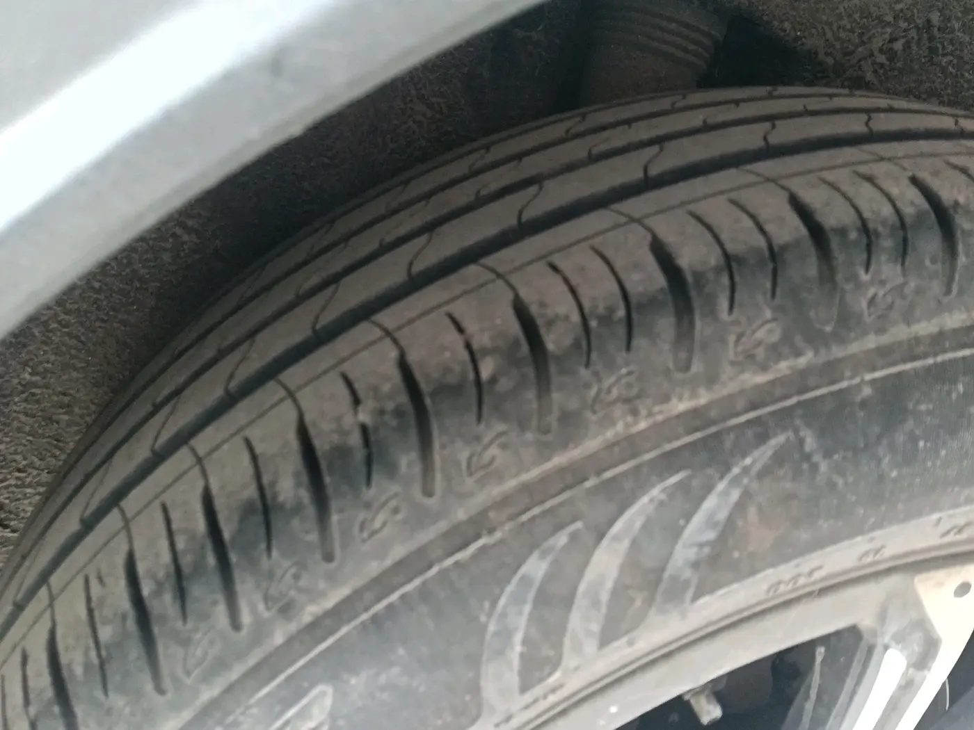 2021 Mahindra XUV700 AX 7 P AT 7 STR, Petrol, Automatic, 41,297 km, tyre