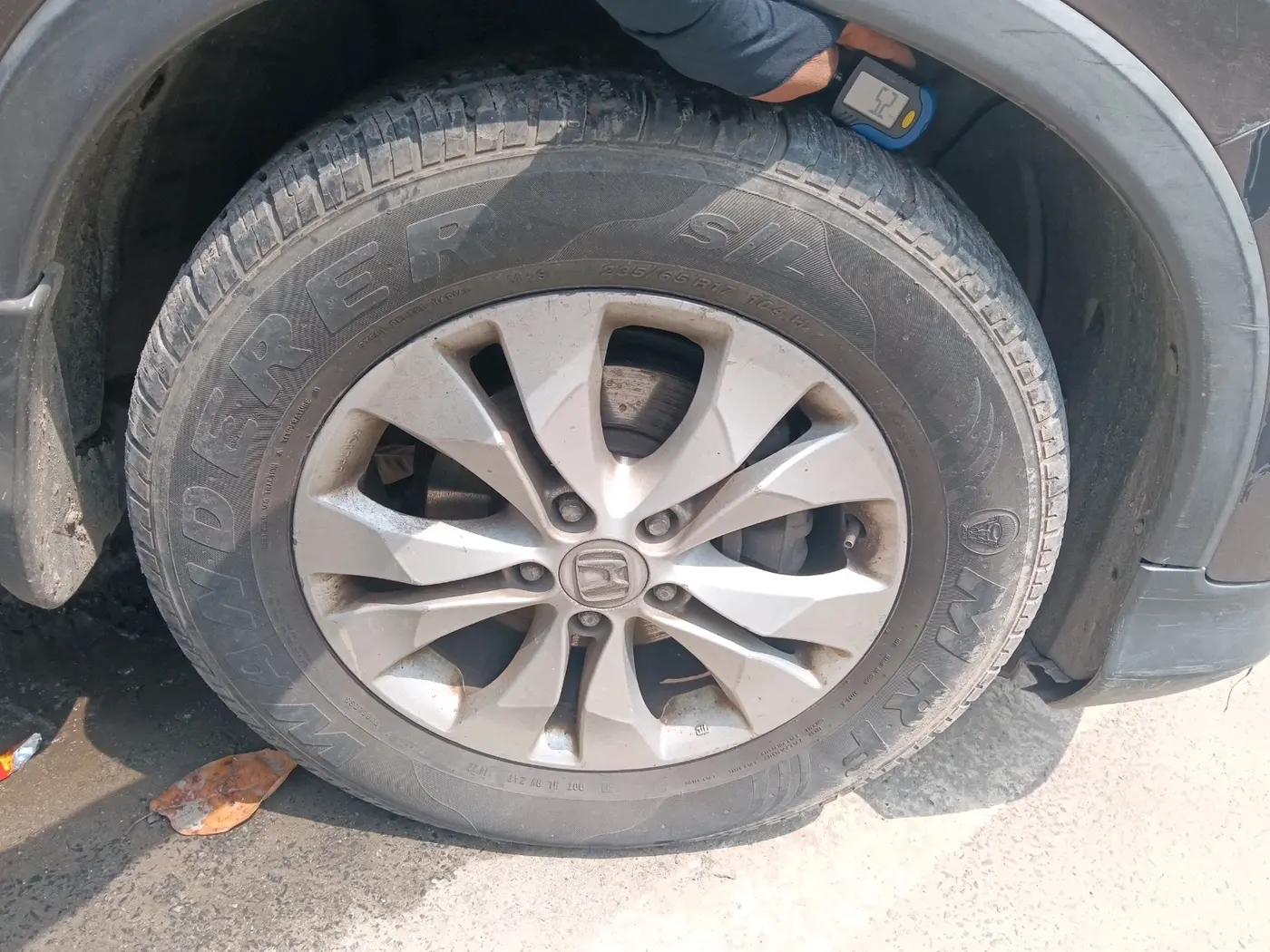 2015 Honda CRV 2.0L I-VTEC 2WD AT, Petrol, Automatic, 2,06,567 km, tyre