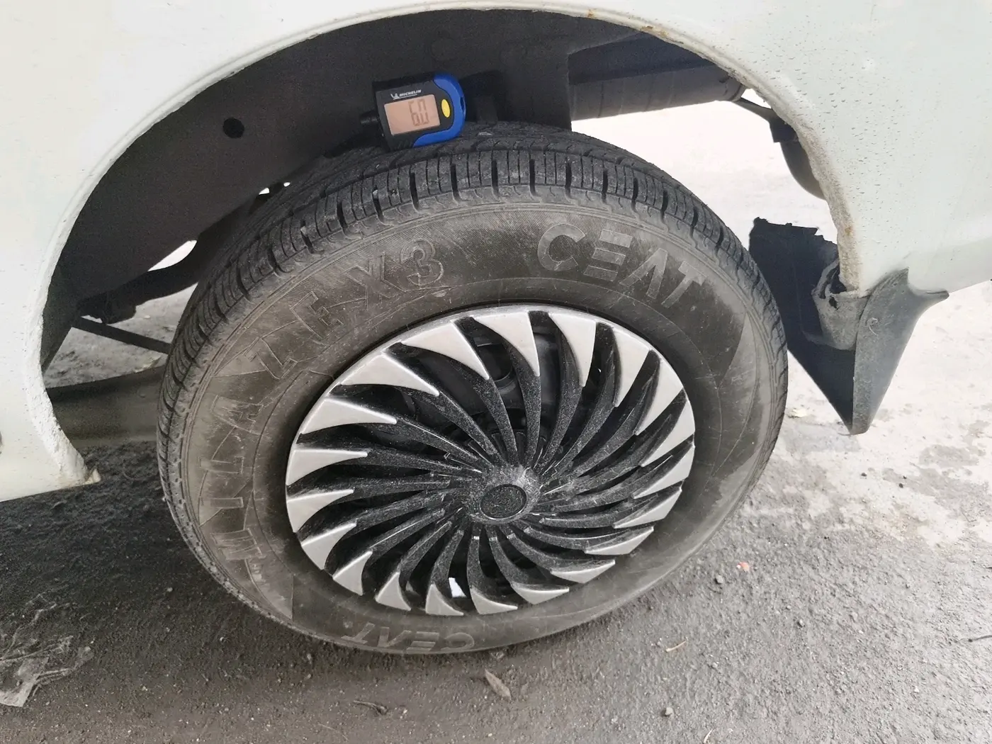 2014 Maruti Eeco 5 STR WITH A/C+HTR, CNG, Manual, 73,396 km, tyre