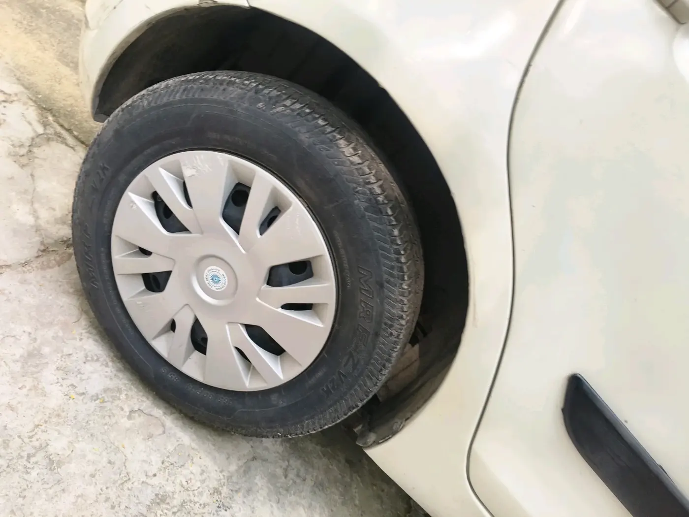 2012 Maruti Swift VXI, Petrol, Manual, 1,71,165 km, tyre