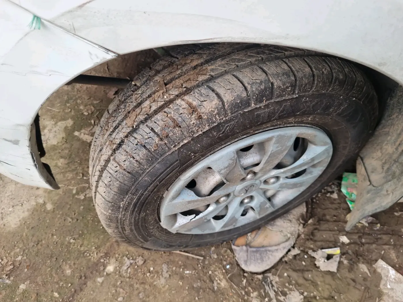 2014 Hyundai Eon ERA +, Petrol, Manual, 12,700 km, tyre