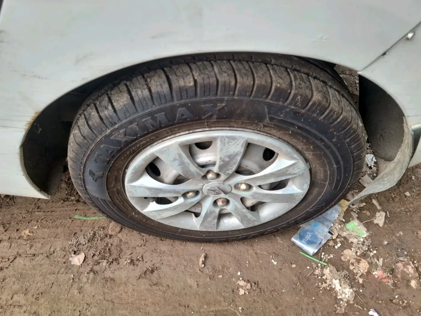 2014 Hyundai Eon ERA +, Petrol, Manual, 12,700 km, tyre