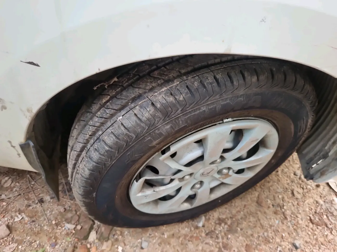 2014 Hyundai Eon ERA +, Petrol, Manual, 12,700 km, tyre