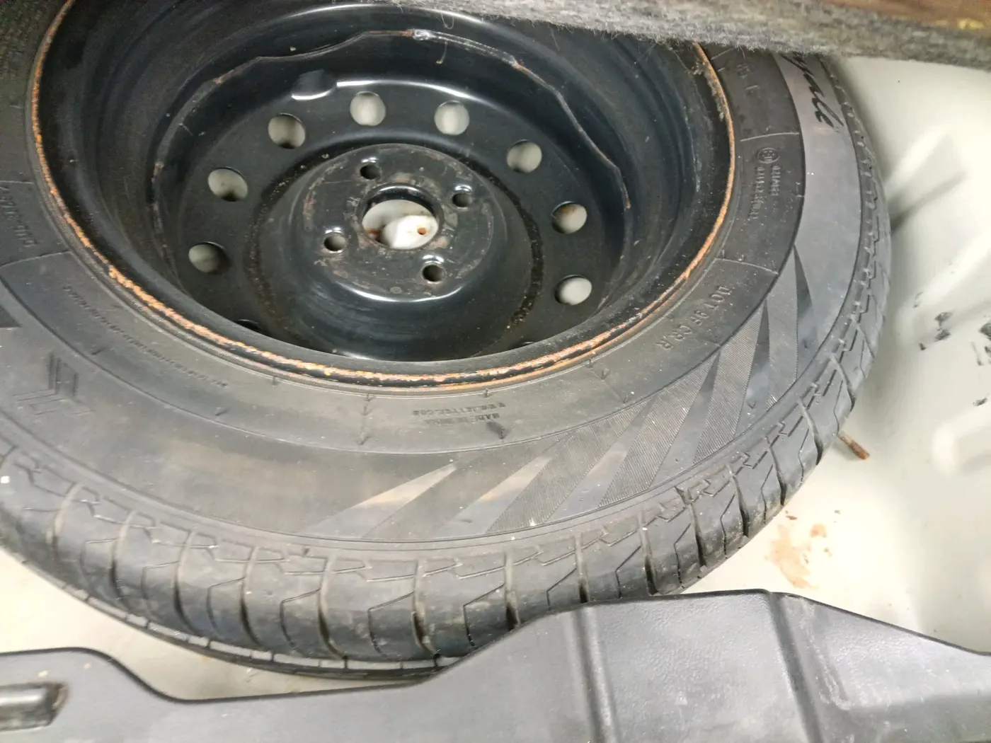 2022 Maruti Dzire ZXI CNG, CNG, Manual, 68,639 km, tyre