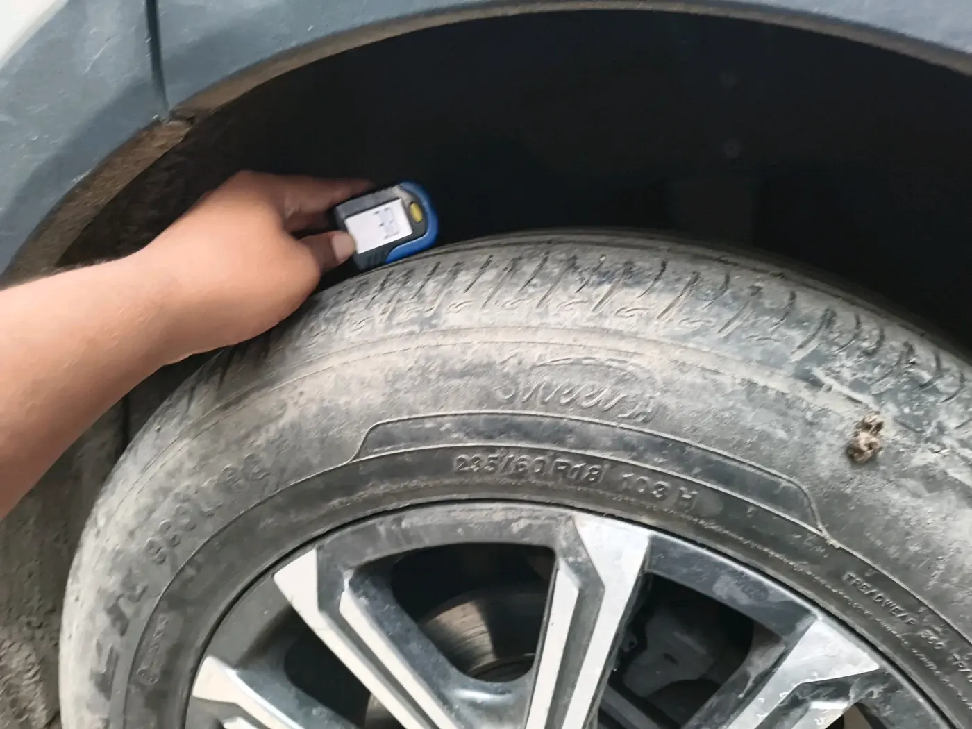 2021 Mahindra XUV700 AX 7 LUXURY P AT 7 STR, Petrol, Automatic, 47,986 km, tyre