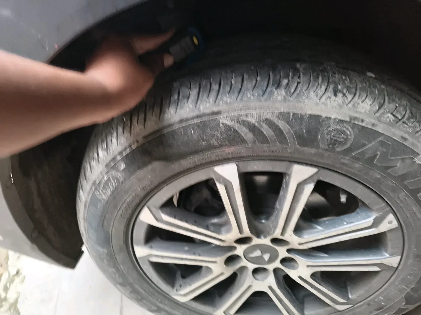 2021 Mahindra XUV700 AX 7 LUXURY P AT 7 STR, Petrol, Automatic, 47,986 km, tyre