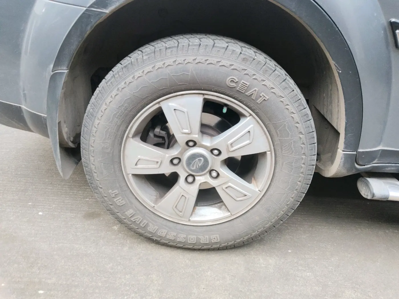 2014 Mahindra XUV500 W8, Diesel, Manual, 1,49,879 km, tyre