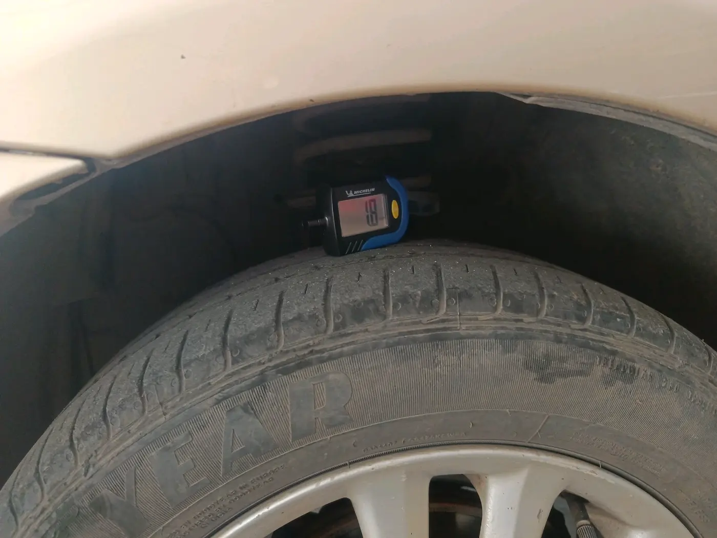 2011 Toyota Etios V, Petrol, Manual, 75,014 km, tyre