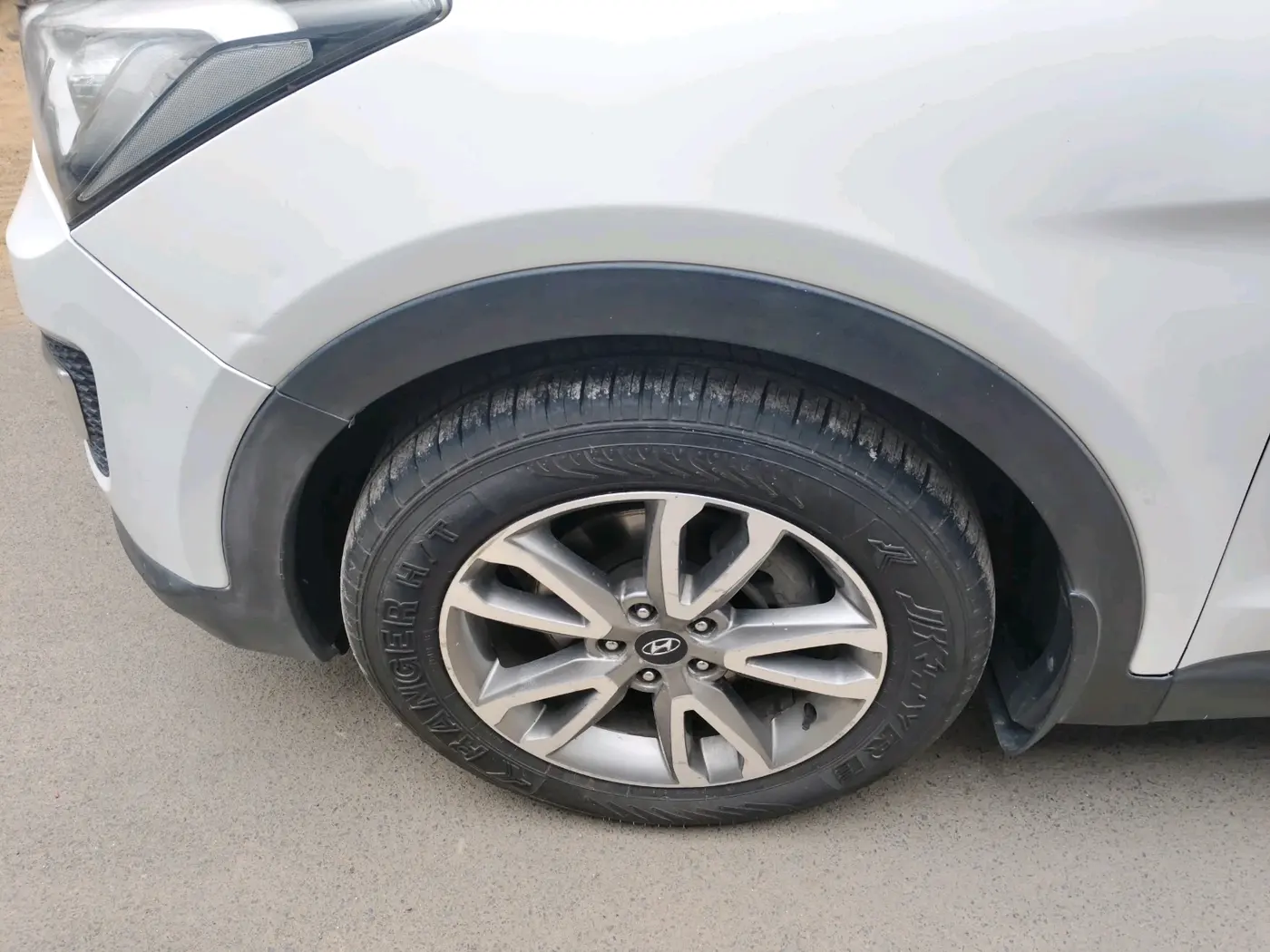 2014 Hyundai Santa Fe 2 WD AT, Diesel, Automatic, 1,25,637 km, tyre