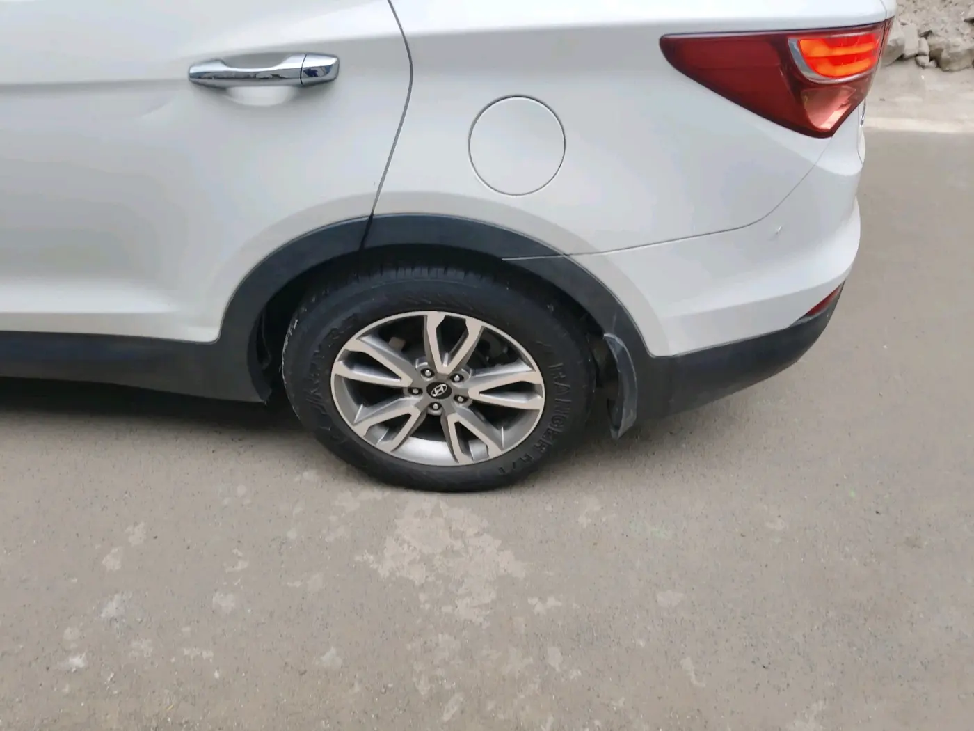2014 Hyundai Santa Fe 2 WD AT, Diesel, Automatic, 1,25,637 km, tyre