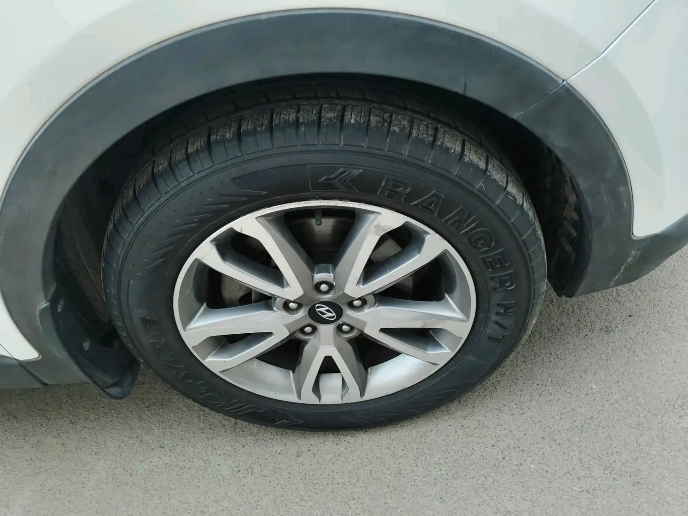 2014 Hyundai Santa Fe 2 WD AT, Diesel, Automatic, 1,25,637 km, tyre