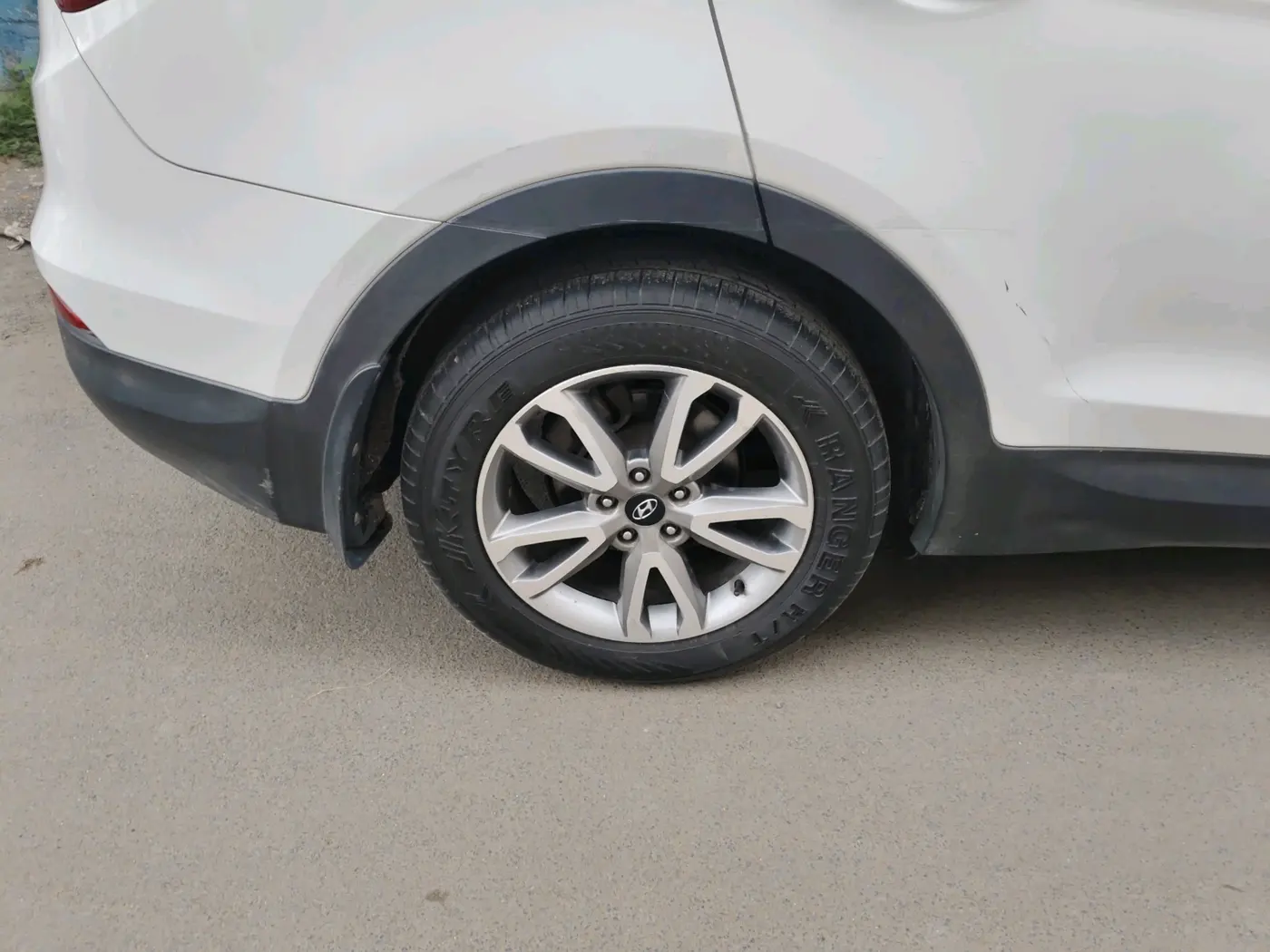 2014 Hyundai Santa Fe 2 WD AT, Diesel, Automatic, 1,25,637 km, tyre