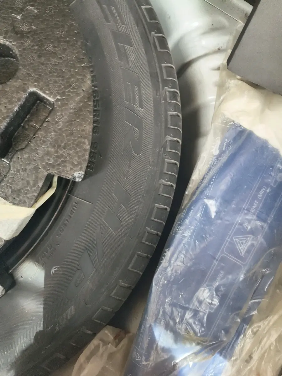 2022 Mahindra XUV300 W6 1.2 PETROL AMT, Petrol, Automatic, 34,435 km, tyre