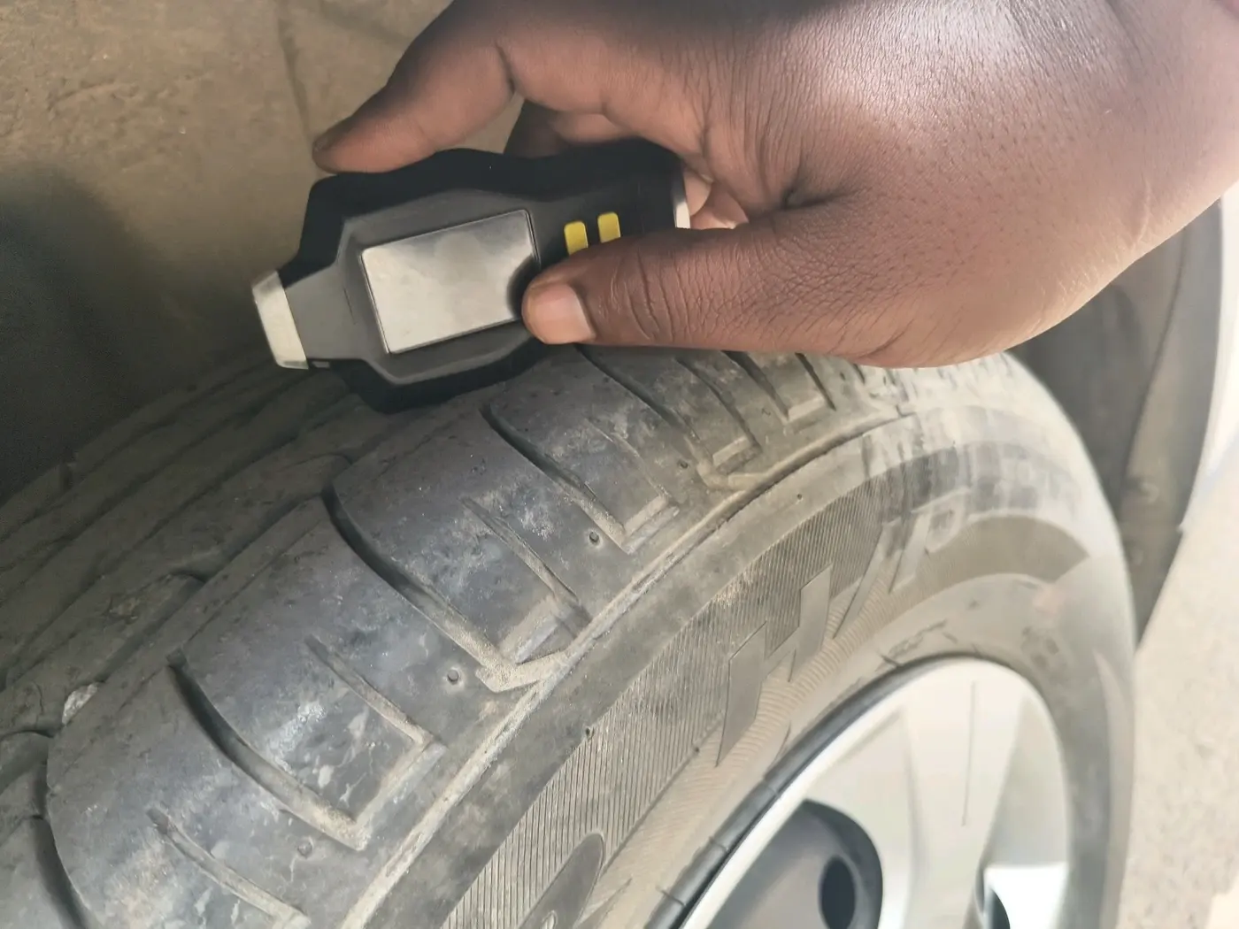 2022 Mahindra XUV300 W6 1.2 PETROL AMT, Petrol, Automatic, 34,435 km, tyre