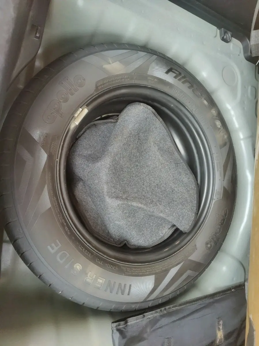 2020 Hyundai VENUE S+ 1.2, Petrol, Manual, 52,935 km, tyre