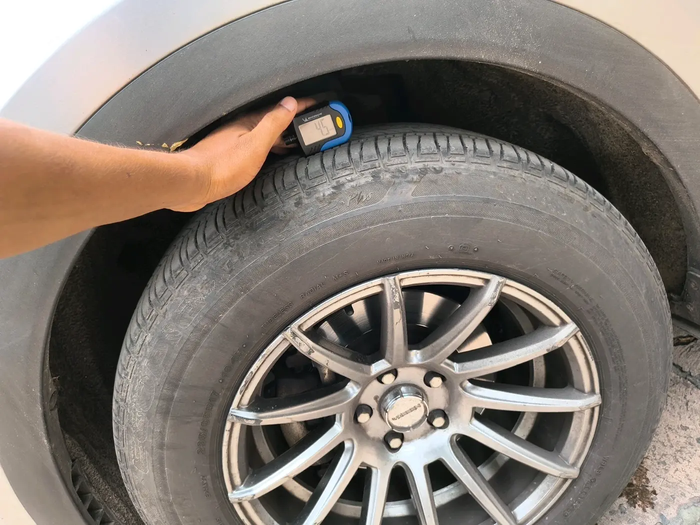 2022 Mahindra XUV700 AX 3 P AT 5 STR, Petrol, Automatic, 78,069 km, tyre