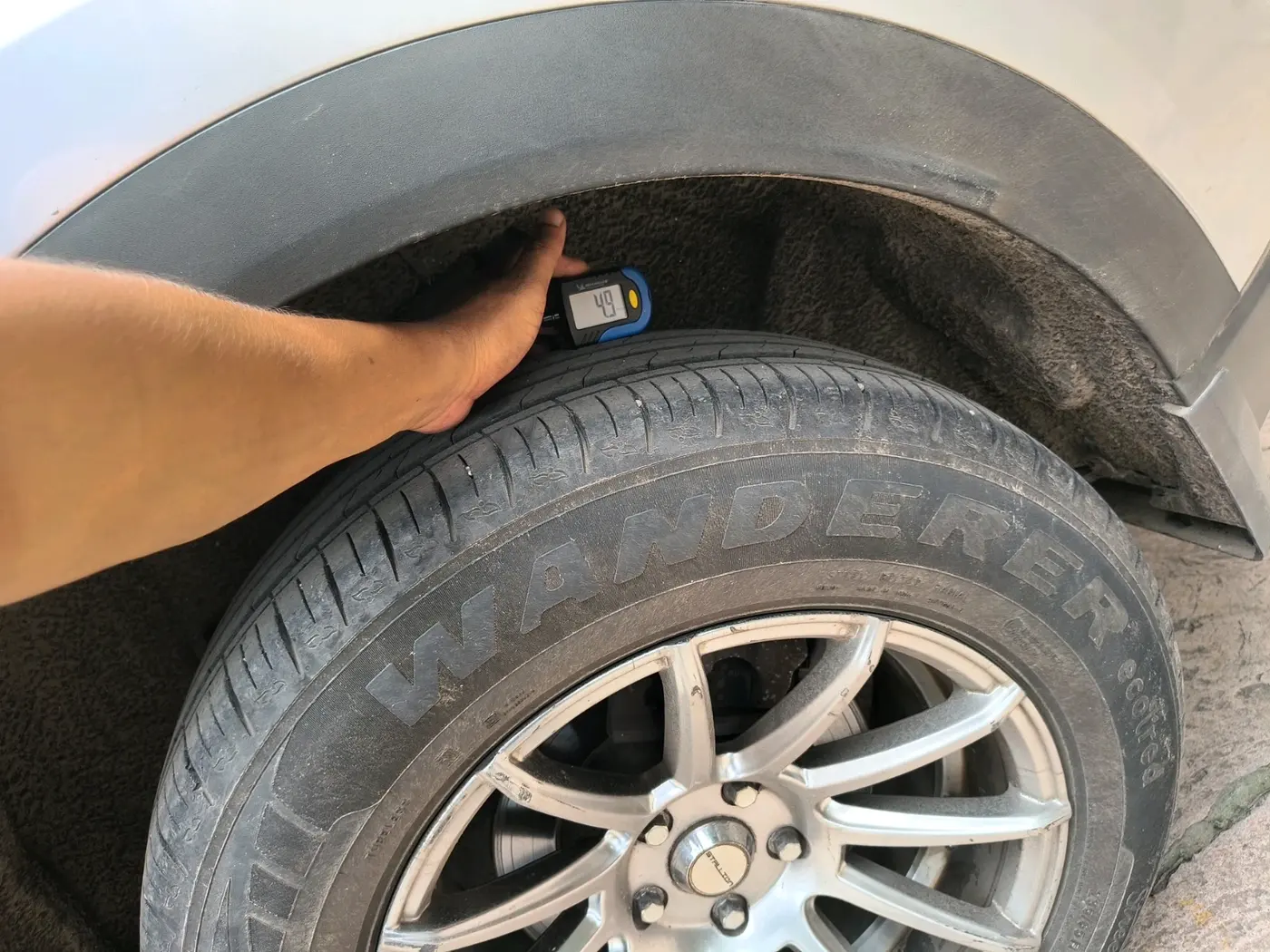2022 Mahindra XUV700 AX 3 P AT 5 STR, Petrol, Automatic, 78,069 km, tyre