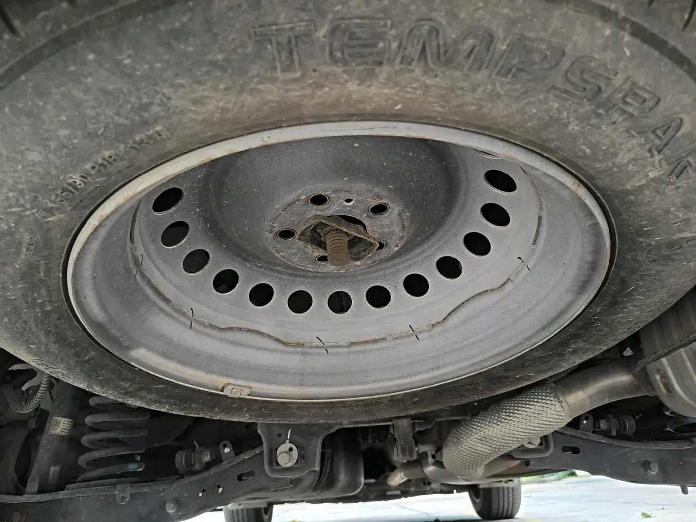 2022 Mahindra XUV700 AX 3 P AT 5 STR, Petrol, Automatic, 78,069 km, tyre