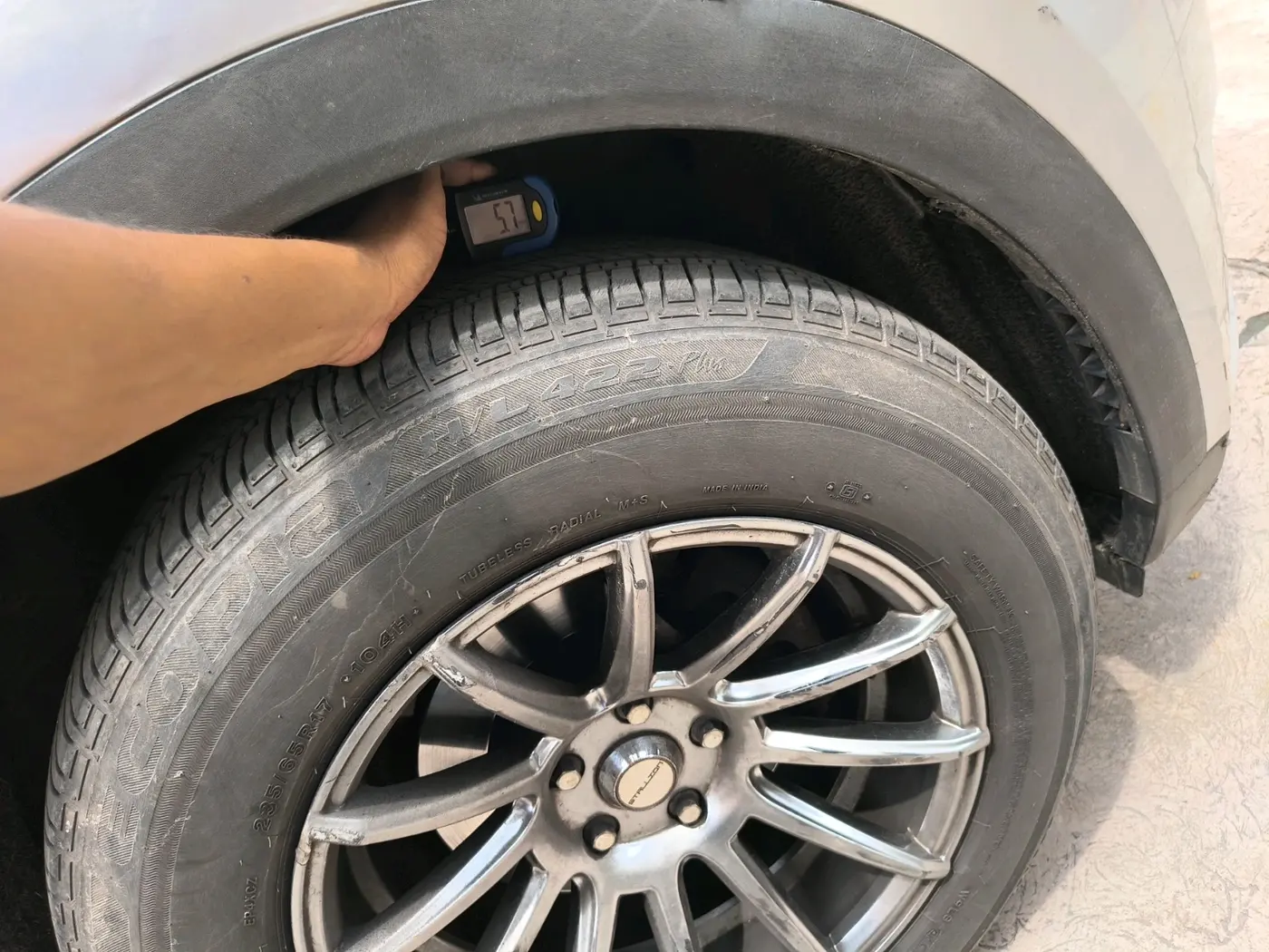 2022 Mahindra XUV700 AX 3 P AT 5 STR, Petrol, Automatic, 78,069 km, tyre
