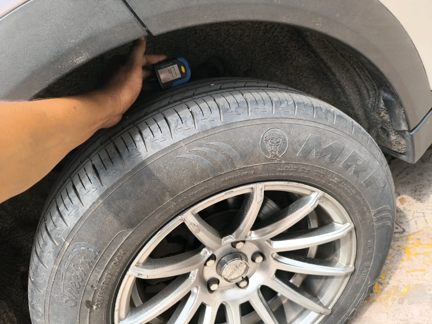2022 Mahindra XUV700 AX 3 P AT 5 STR, Petrol, Automatic, 78,069 km, tyre