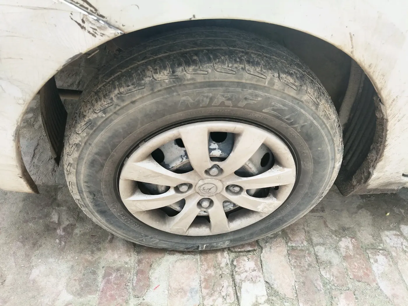 2016 Hyundai Eon ERA +, Petrol, Manual, 1,43,644 km, tyre