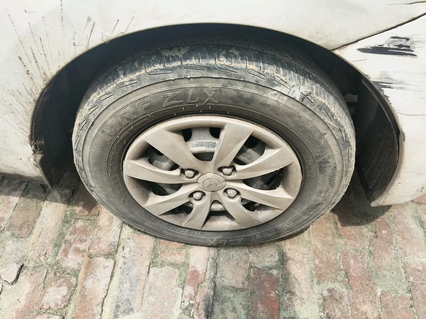 2016 Hyundai Eon ERA +, Petrol, Manual, 1,43,644 km, tyre