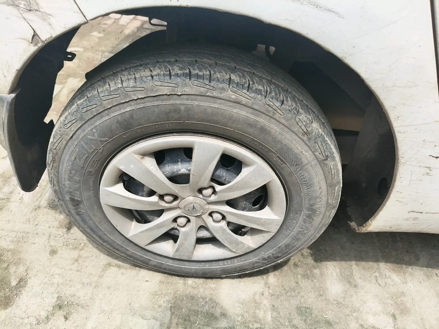 2016 Hyundai Eon ERA +, Petrol, Manual, 1,43,644 km, tyre