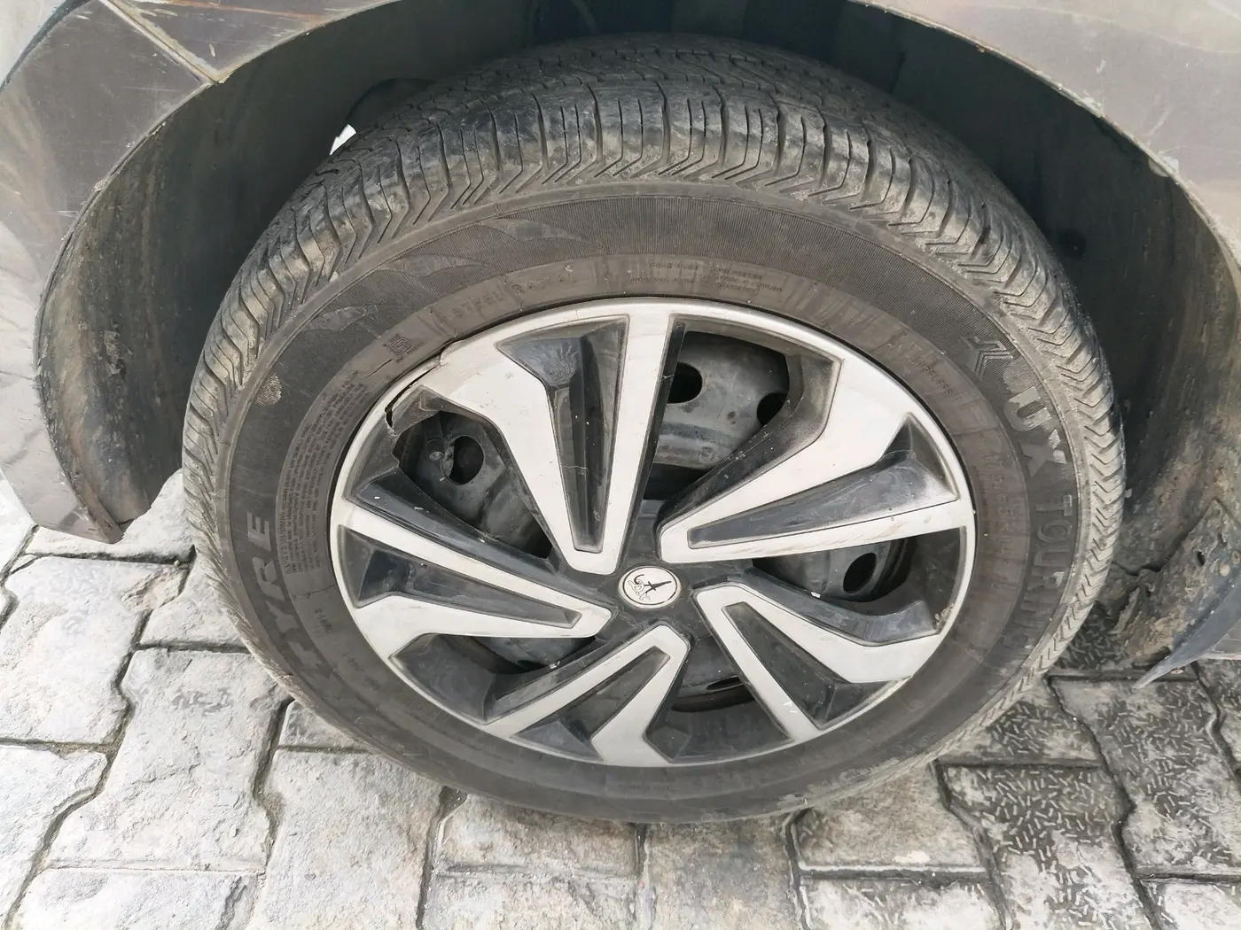 2018 Tata Tiago XZ PETROL, Petrol, Manual, 2,04,431 km, tyre