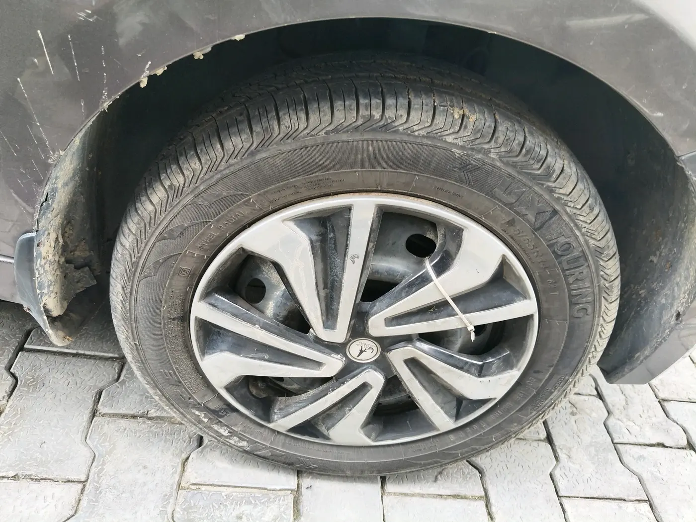 2018 Tata Tiago XZ PETROL, Petrol, Manual, 2,04,431 km, tyre