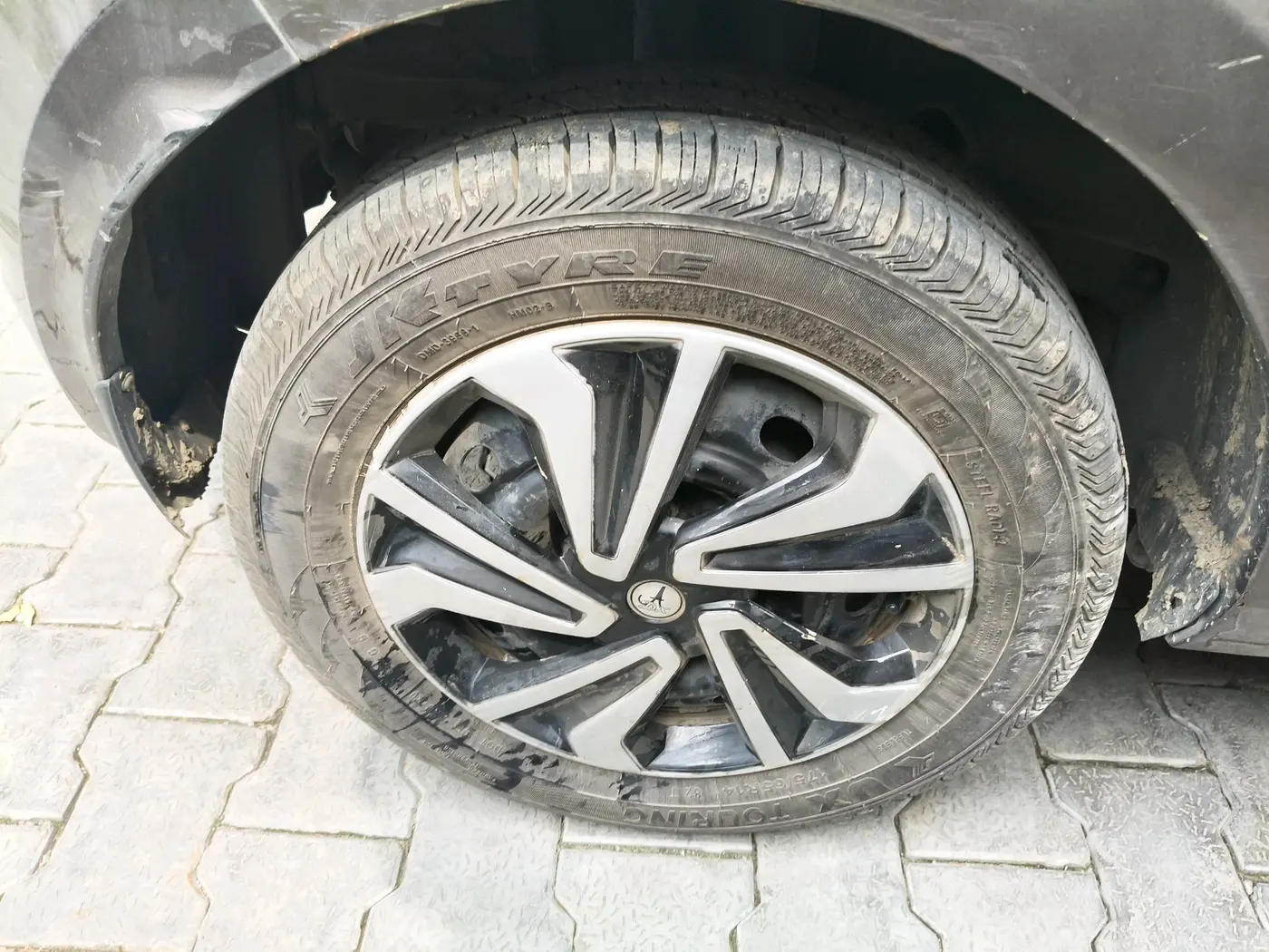 2018 Tata Tiago XZ PETROL, Petrol, Manual, 2,04,431 km, tyre