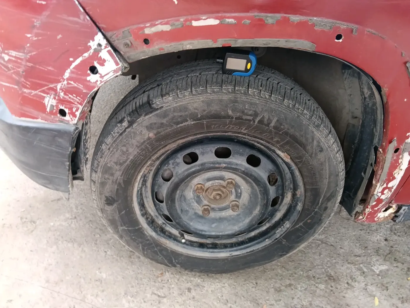2016 Mahindra Kuv100 K6 6 STR, CNG, Manual, 2,17,876 km, tyre
