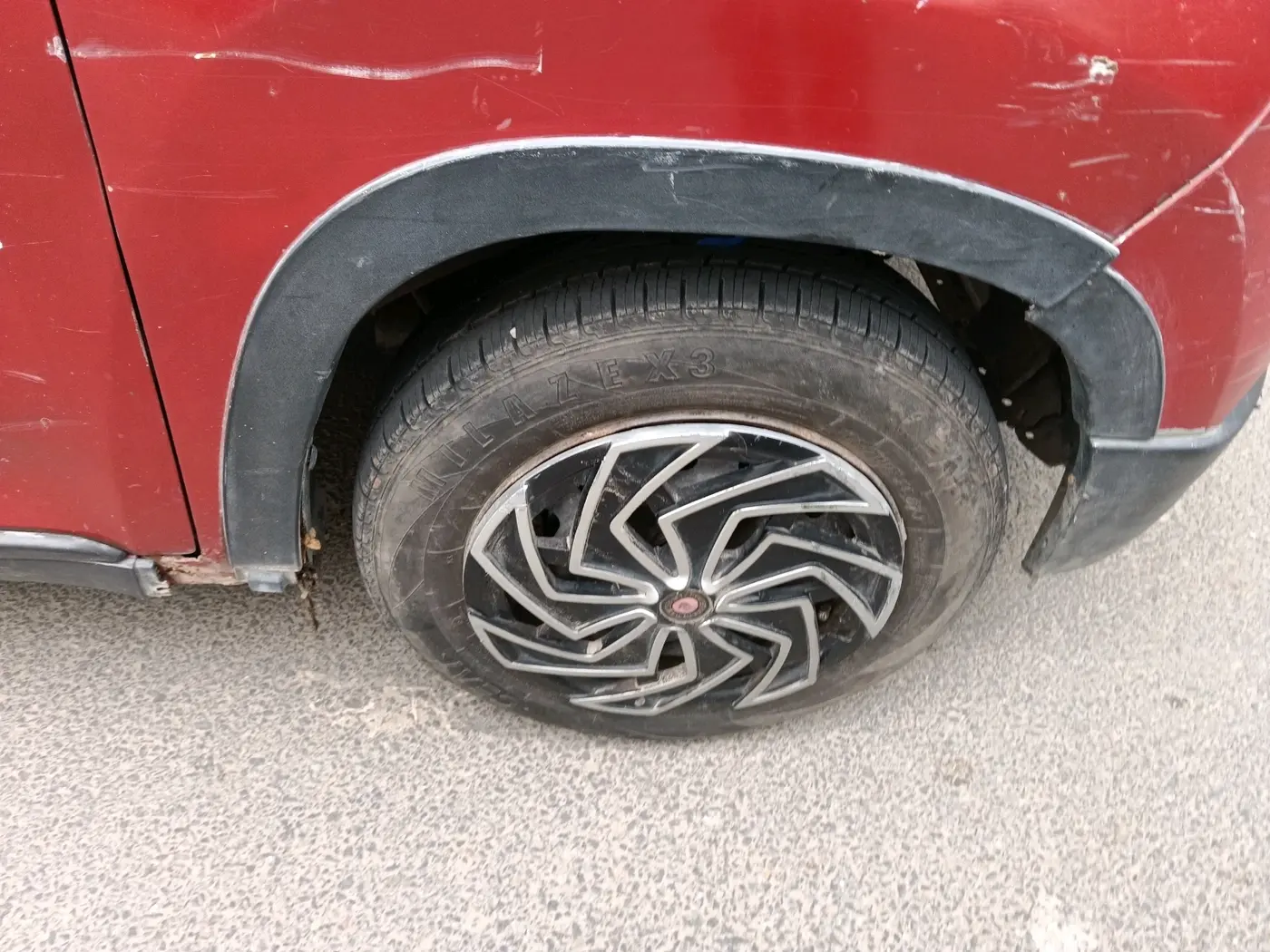 2016 Mahindra Kuv100 K6 6 STR, CNG, Manual, 2,17,876 km, tyre