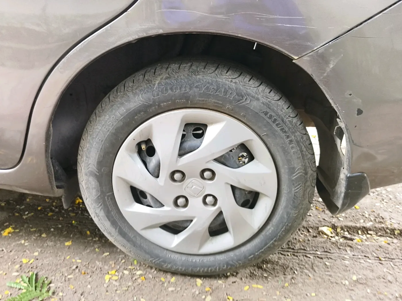 2014 Honda Amaze 1.5L I-DTEC S, Diesel, Manual, 99,323 km, tyre