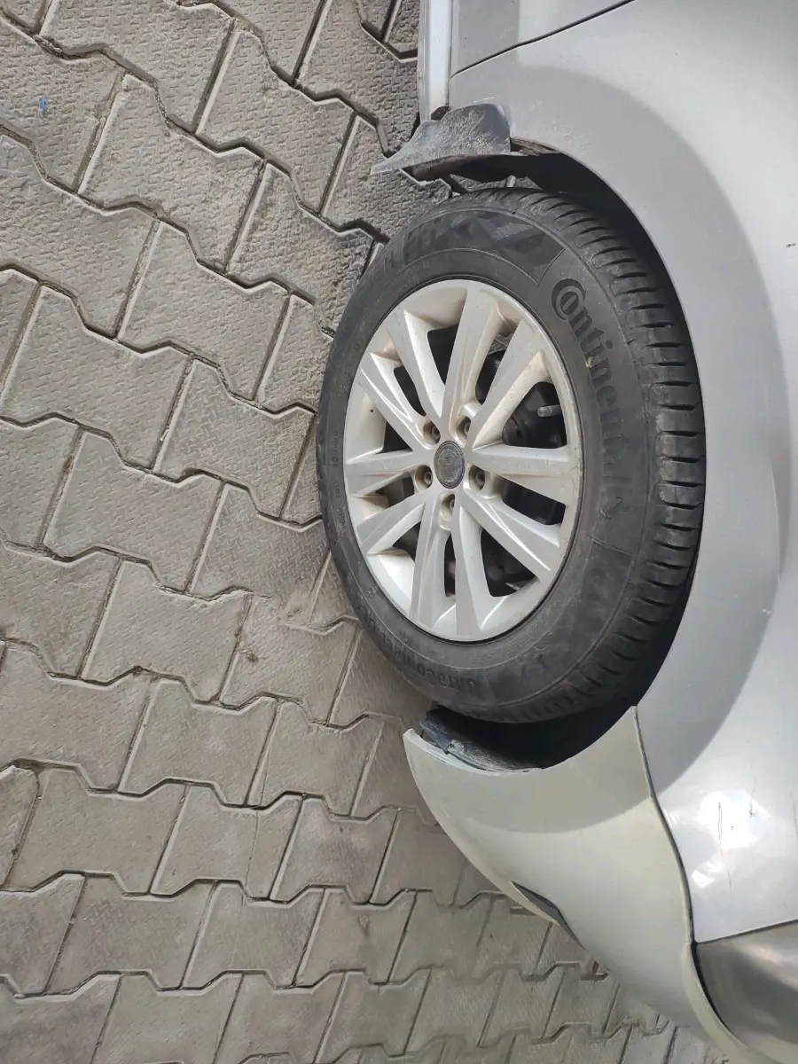 2013 Volkswagen Polo COMFORTLINE 1.2L, Diesel, Manual, 2,30,255 km, tyre