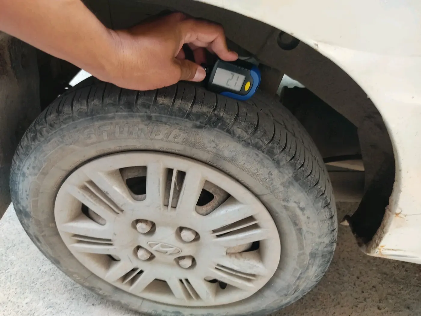 2011 Hyundai Santro Xing GLS, CNG, Manual, 1,56,068 km, tyre