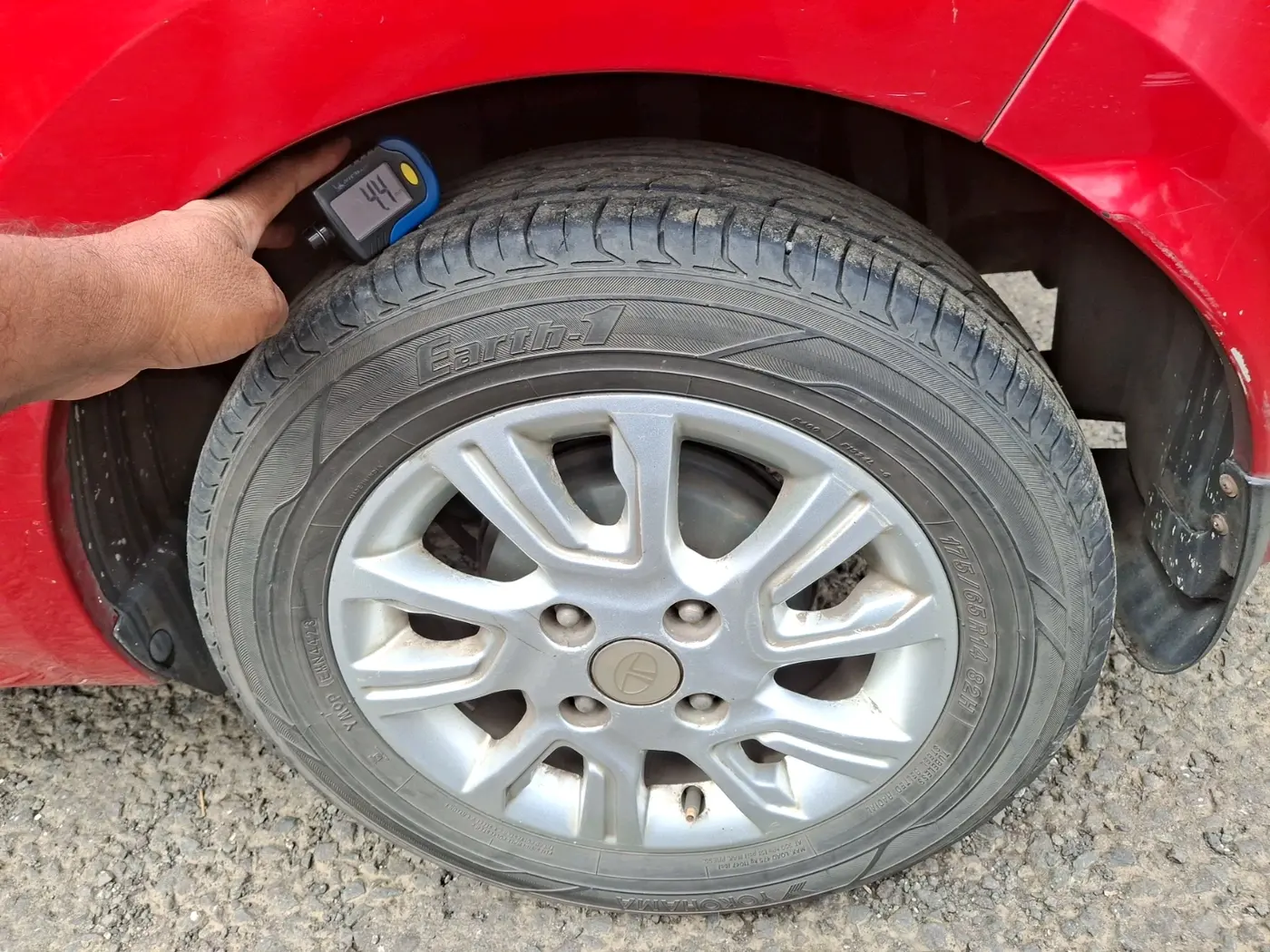 2017 Tata Tiago XZA PETROL, Petrol, Automatic, 46,745 km, tyre