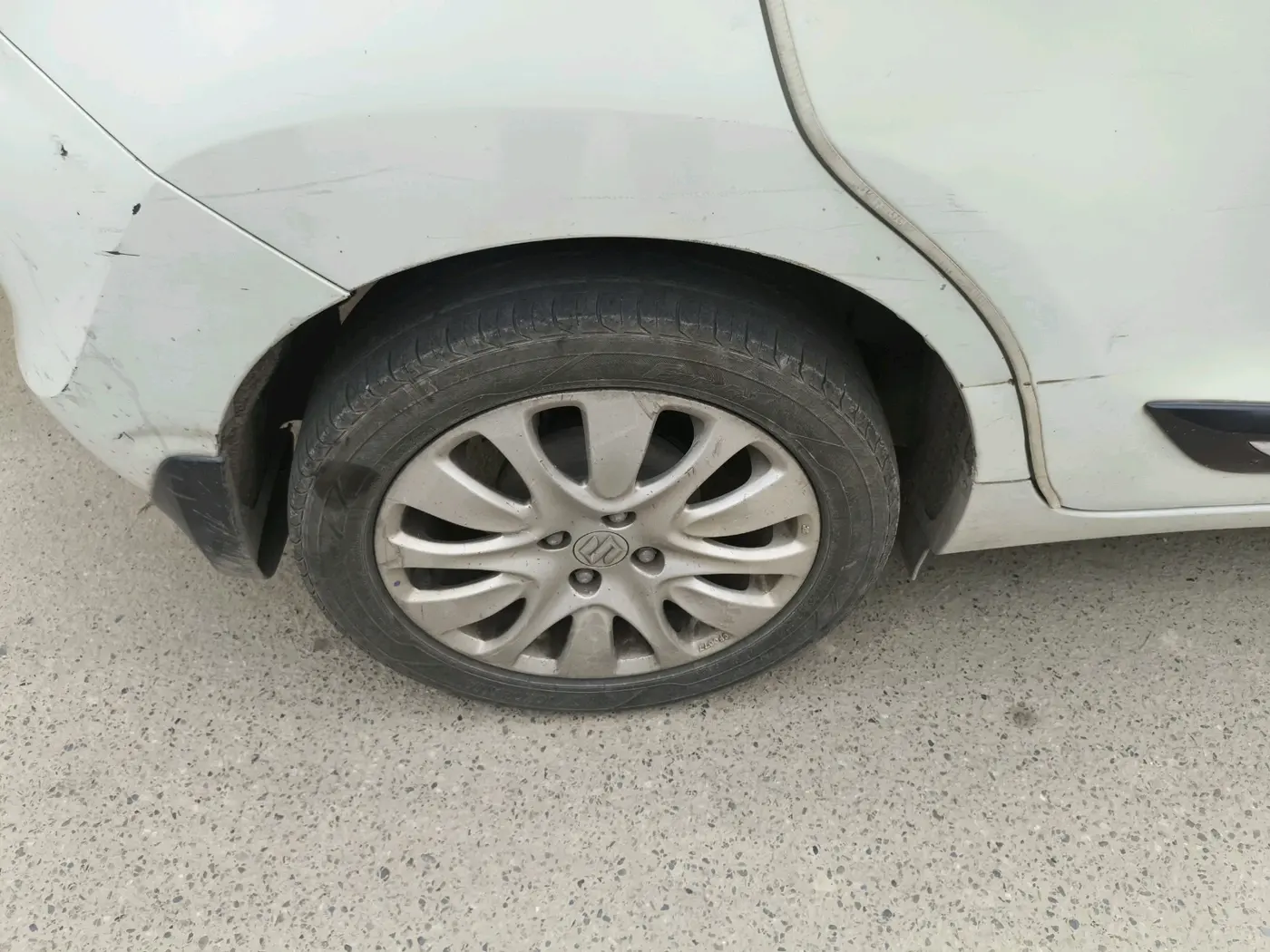 2015 Maruti Baleno ZETA PETROL 1.2, CNG, Manual, 2,01,982 km, tyre