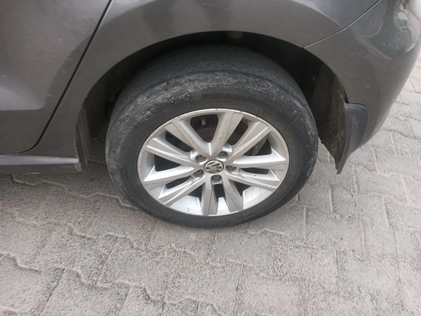 2014 Volkswagen Polo HIGHLINE1.2L, Petrol, Manual, 1,31,762 km, tyre