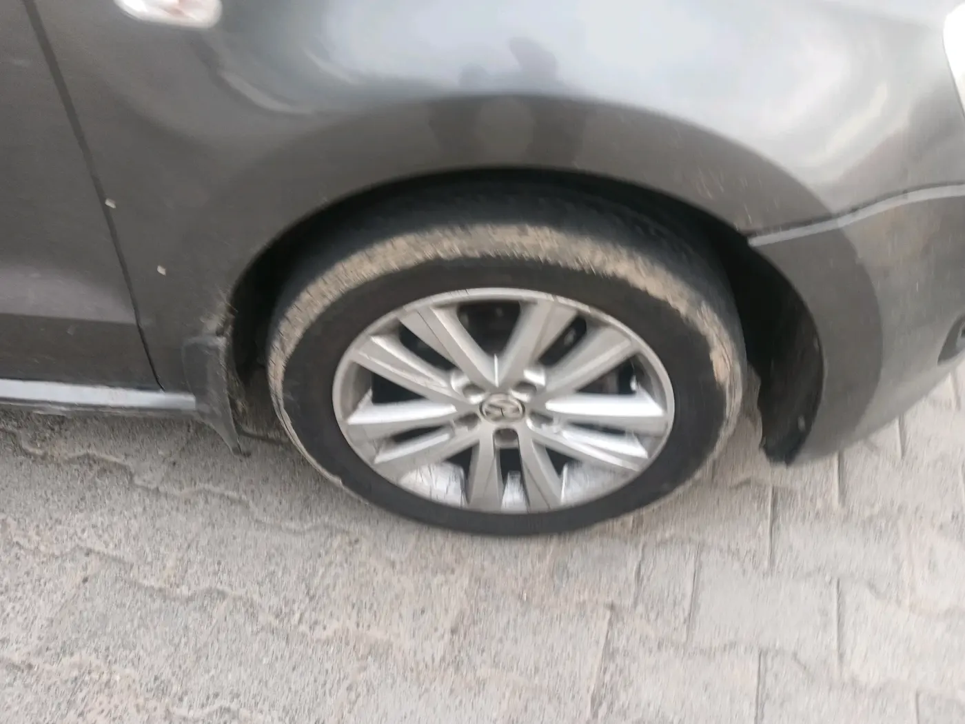 2014 Volkswagen Polo HIGHLINE1.2L, Petrol, Manual, 1,31,762 km, tyre