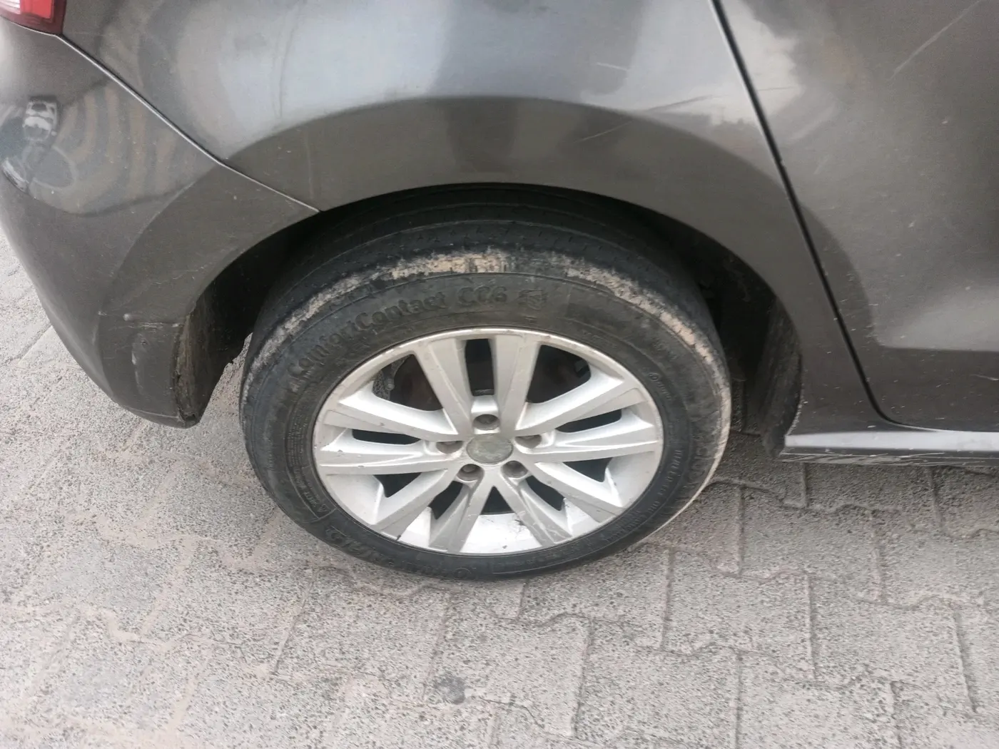 2014 Volkswagen Polo HIGHLINE1.2L, Petrol, Manual, 1,31,762 km, tyre