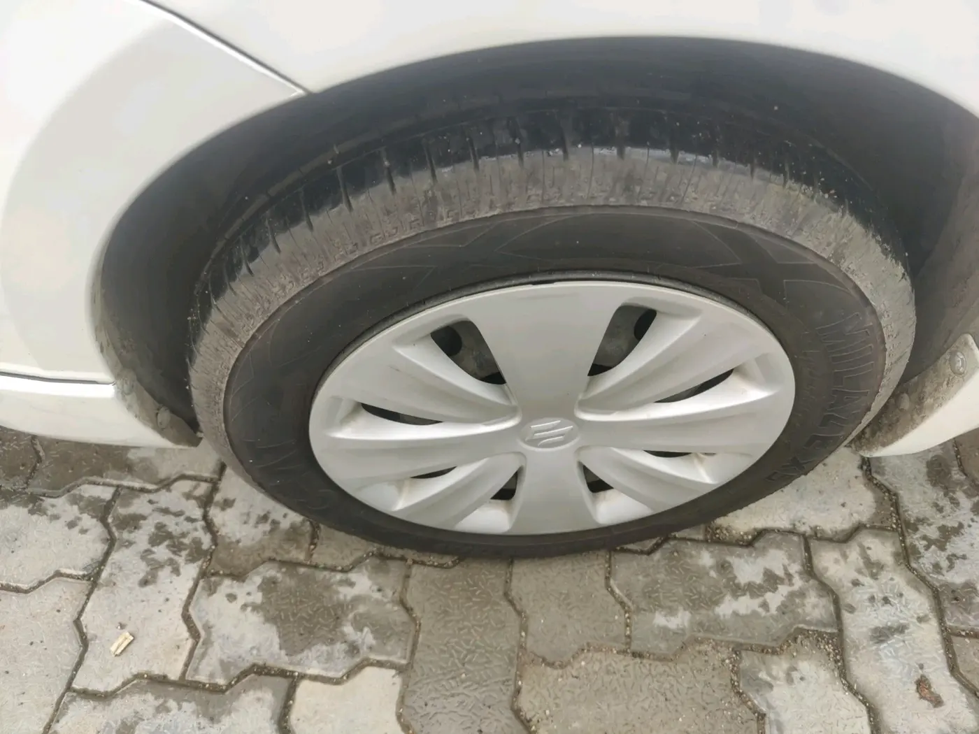 2017 Maruti Ertiga VXI, CNG, Manual, 32,871 km, tyre
