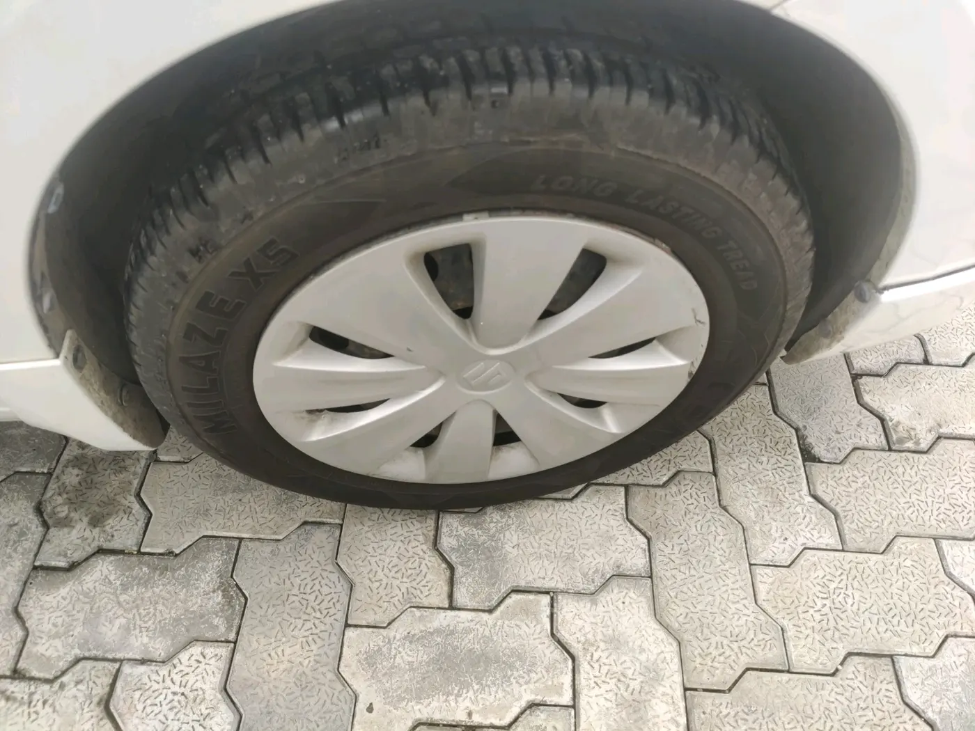 2017 Maruti Ertiga VXI, CNG, Manual, 32,871 km, tyre