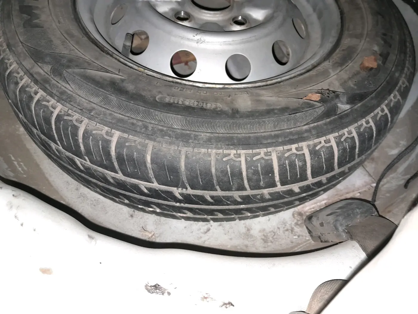 2015 Hyundai Eon ERA +, CNG, Manual, 86,054 km, tyre