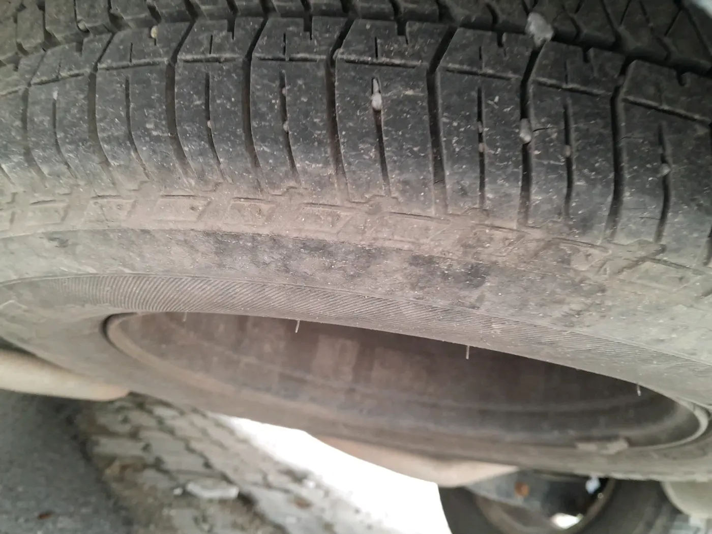 2018 Mahindra XUV500 W10 1.99, Diesel, Manual, 1,68,174 km, tyre