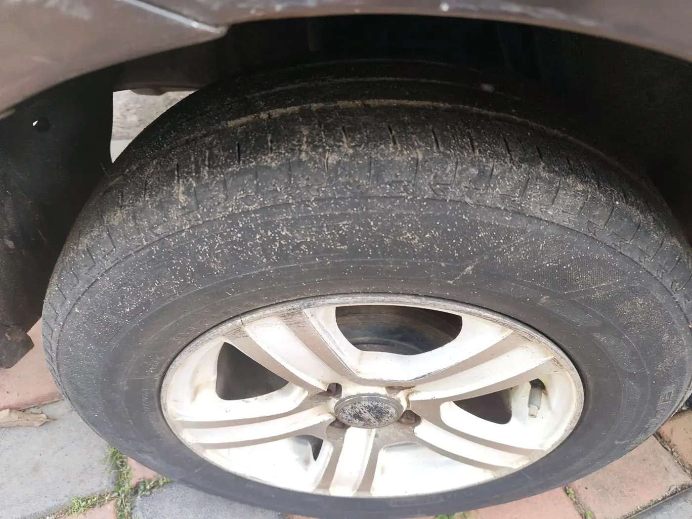 2012 Mahindra Verito 1.5 D4 BS III, Diesel, Manual, 1,65,089 km, tyre