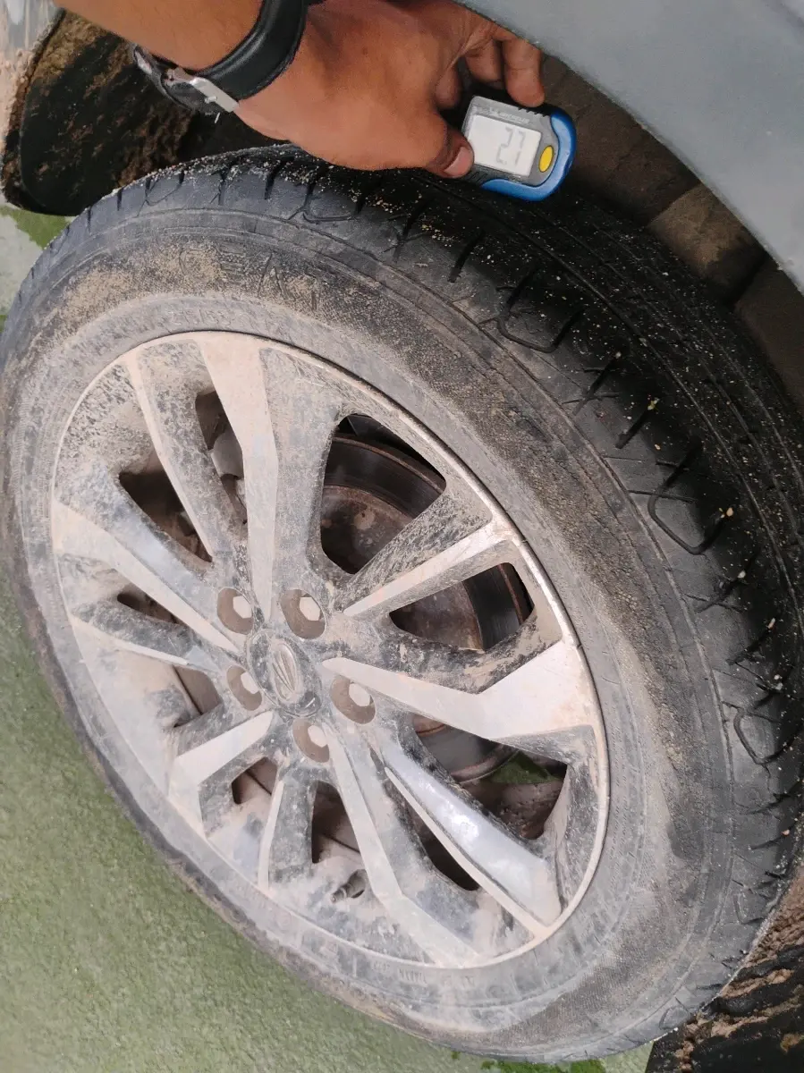 2019 Mahindra XUV300 W8 (O) 1.5 DIESEL, Diesel, Manual, 2,36,257 km, tyre