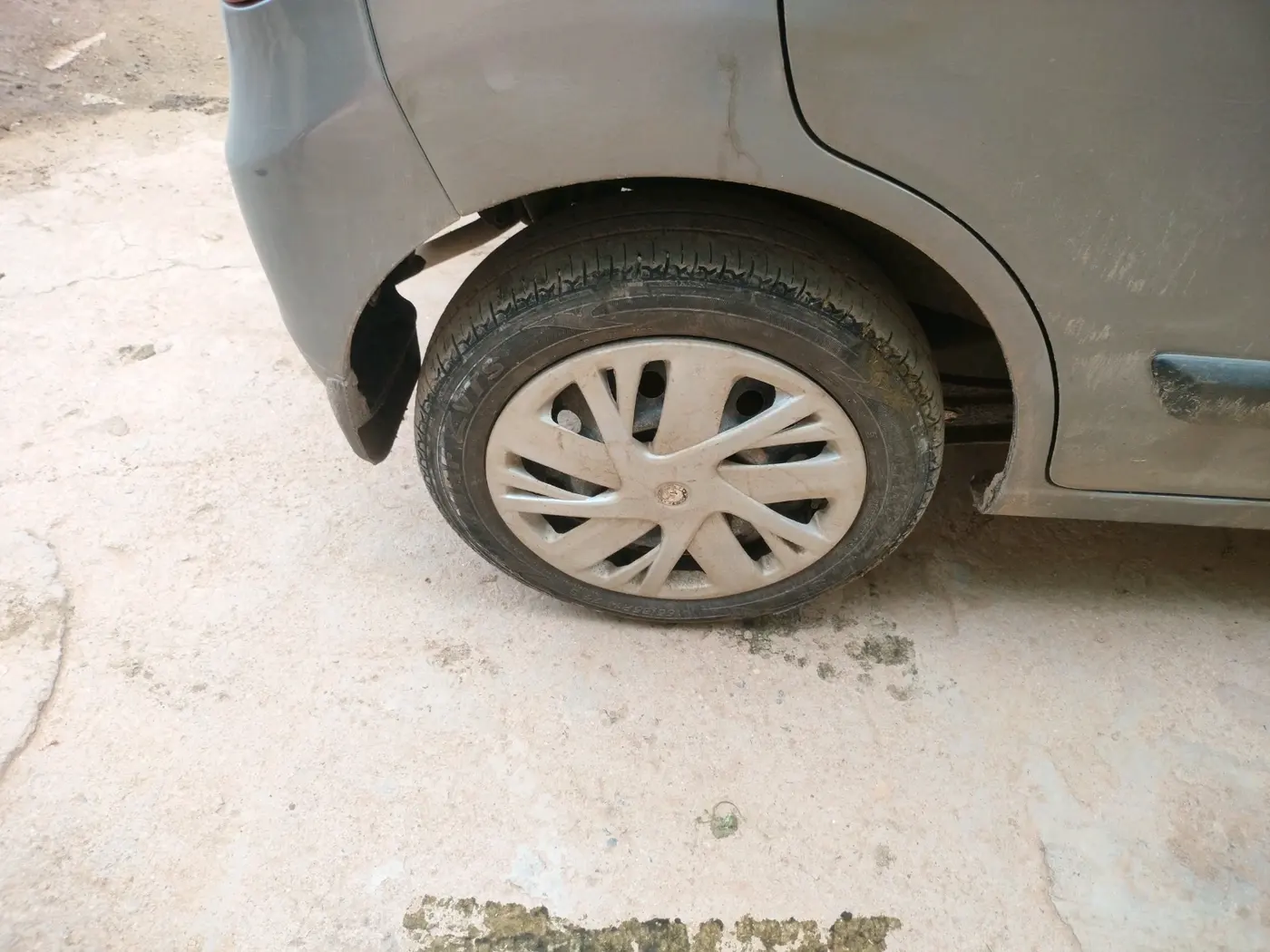 2017 Maruti Wagon R 1.0 VXI, CNG, Manual, 1,18,567 km, tyre