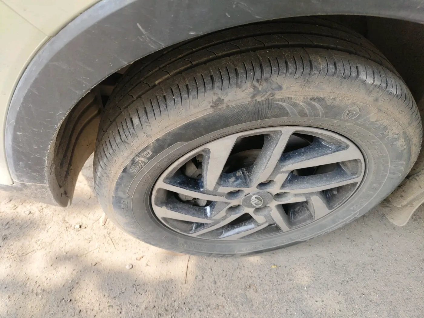 2019 Mahindra XUV300 W6 1.5 DIESEL, Diesel, Manual, 1,11,386 km, tyre